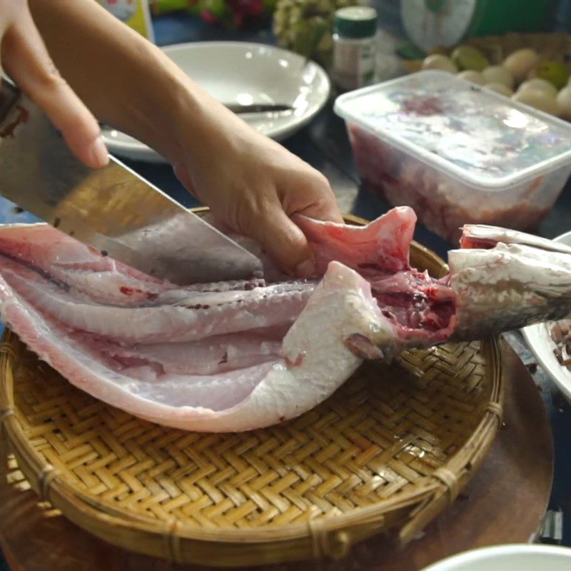 Step 1 Prepare the snakehead fish Steamed snakehead fish with cassava