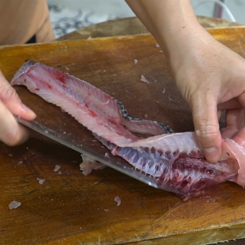 Step 1 Preparing snakehead fish for snakehead fish noodle soup