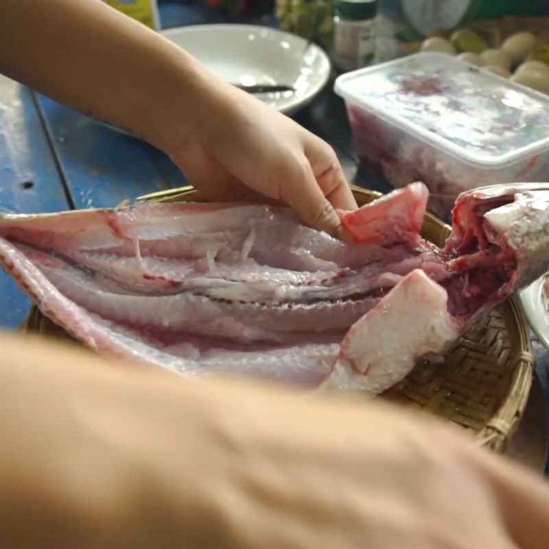 Step 1 Prepare the snakehead fish Steamed snakehead fish with cassava