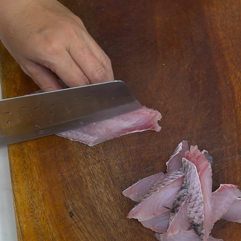 Step 1 Preparing snakehead fish for snakehead fish noodle soup