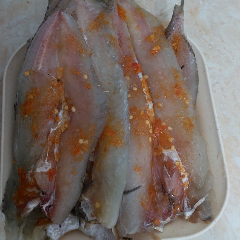 Step 1 Prepare the mackerel Sun-dried mackerel fried with salt and chili