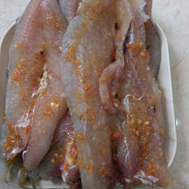 Step 1 Prepare the mackerel Sun-dried mackerel fried with salt and chili