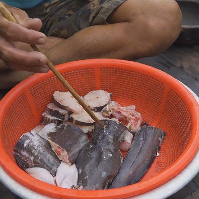 Step 1 Prepare the catfish Catfish in sour soup