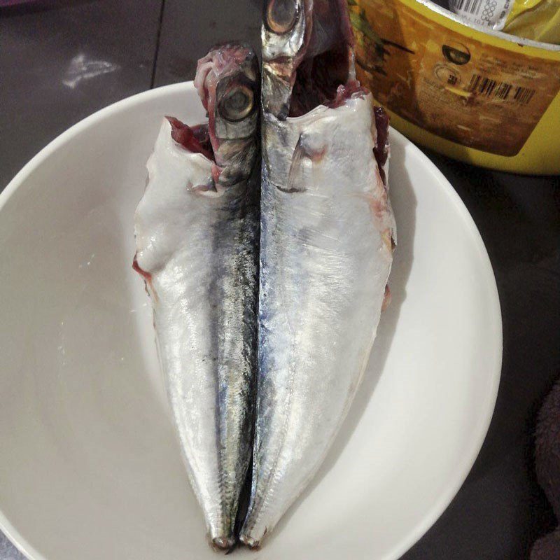 Step 1 Prepare mackerel Braised mackerel with starfruit