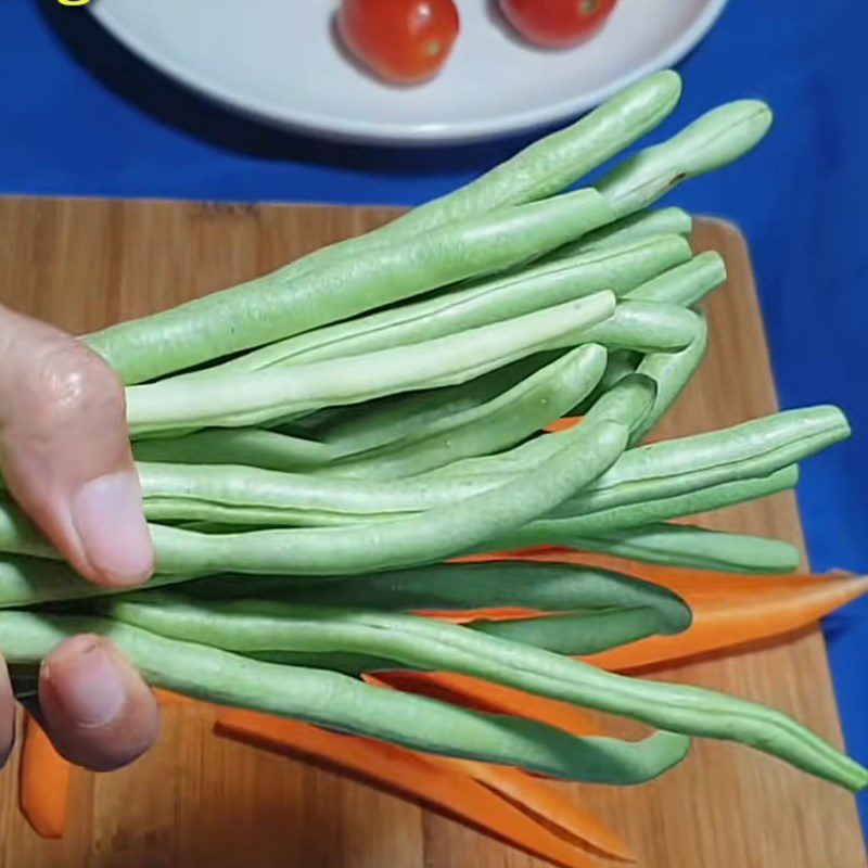 Step 1 Prepare the carrots and green beans Vegetarian Flower Sausage from bread