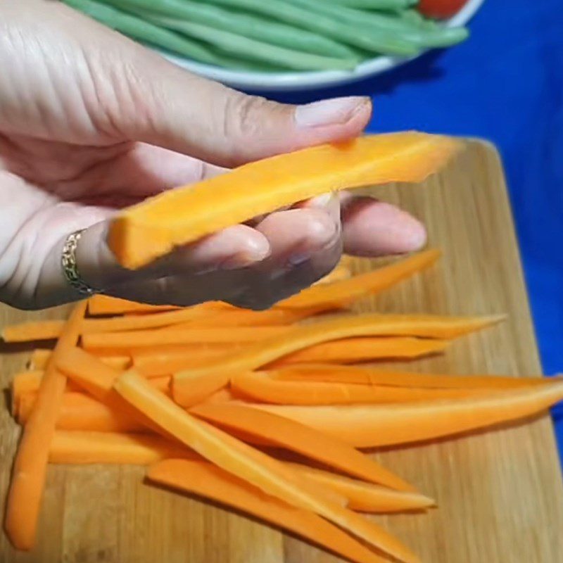 Step 1 Prepare the carrots and green beans Vegetarian Flower Sausage from bread