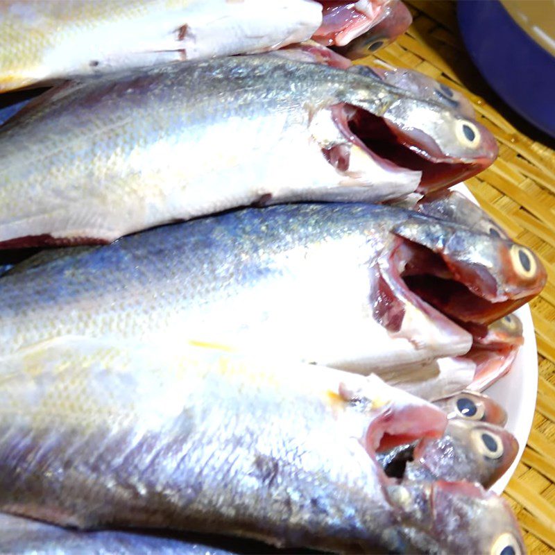 Step 1 Prepare the fish (wash, remove fishy smell) Dried snakehead fish