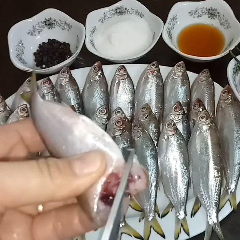 Step 1 Prepare the catfish for braised catfish with pepper and oyster sauce