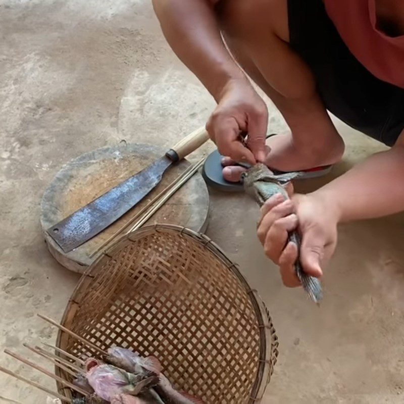 Step 1 Prepare the mudskipper Grilled mudskipper with salt and chili