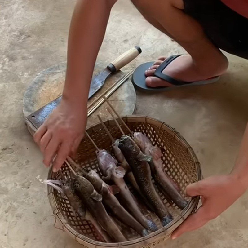 Step 1 Prepare the mudskipper Grilled mudskipper with salt and chili