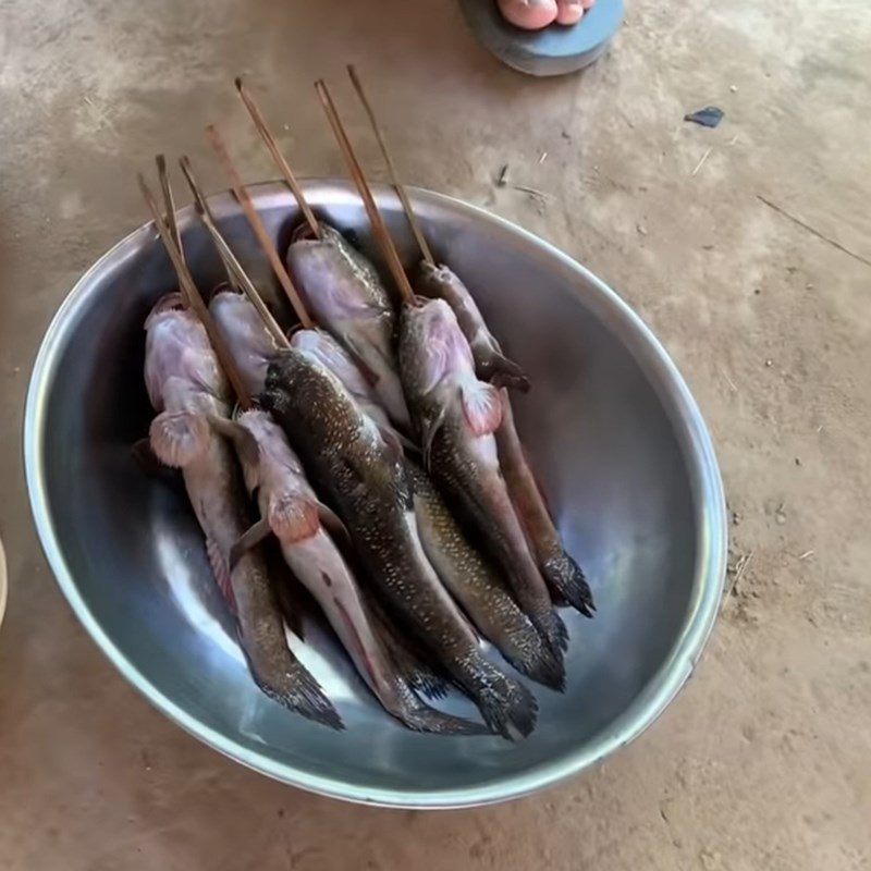 Step 1 Prepare the mudskipper Grilled mudskipper with salt and chili