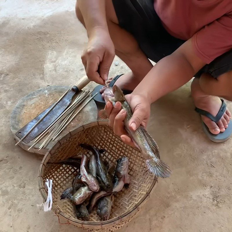 Step 1 Prepare the mudskipper Grilled mudskipper with salt and chili