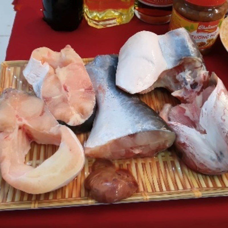 Step 1 Prepare catfish Braised catfish with fermented soybeans