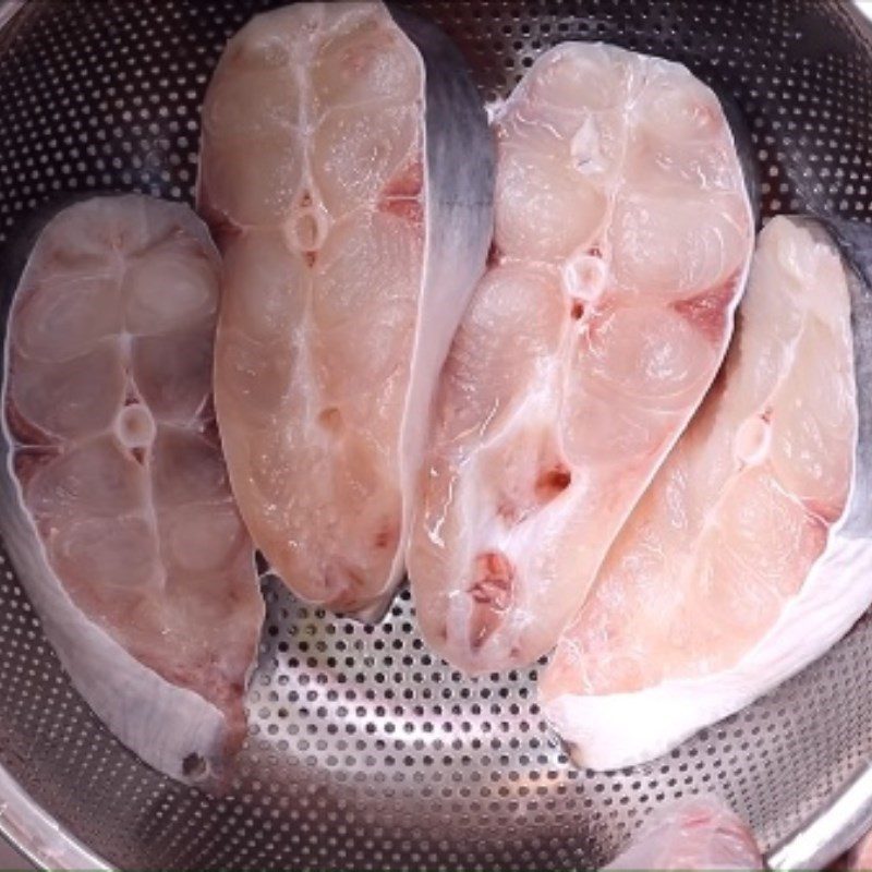 Step 1 Prepare the catfish and other ingredients Braised catfish