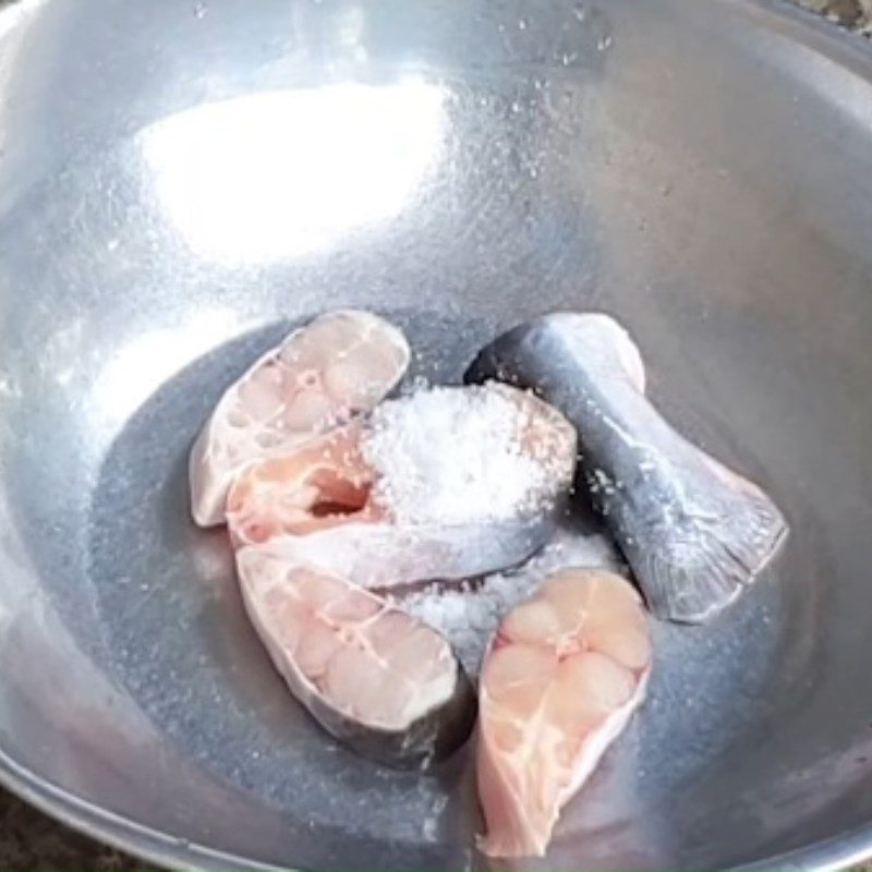 Step 1 Prepare catfish and other ingredients Stewed catfish with salt