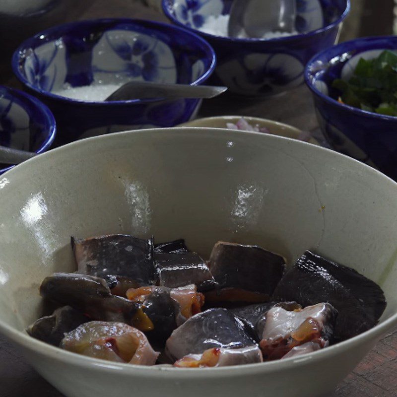 Step 1 Prepare the catfish for sour catfish soup with water spinach