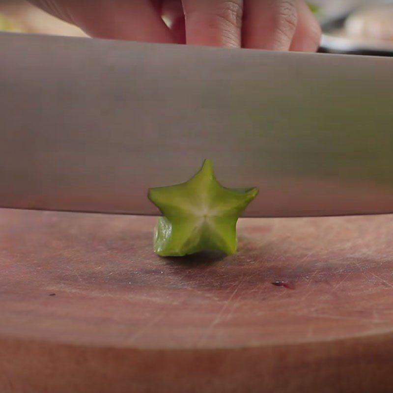 Step 2 Prepare other ingredients for clam soup with starfruit