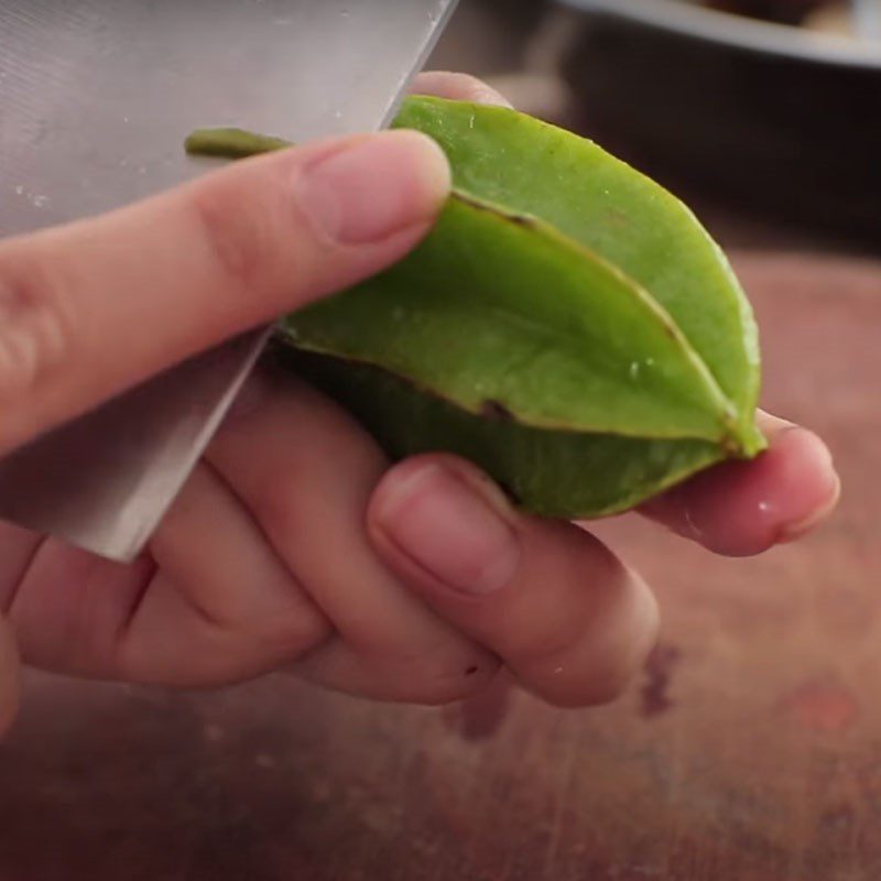 Step 2 Prepare other ingredients for clam soup with starfruit