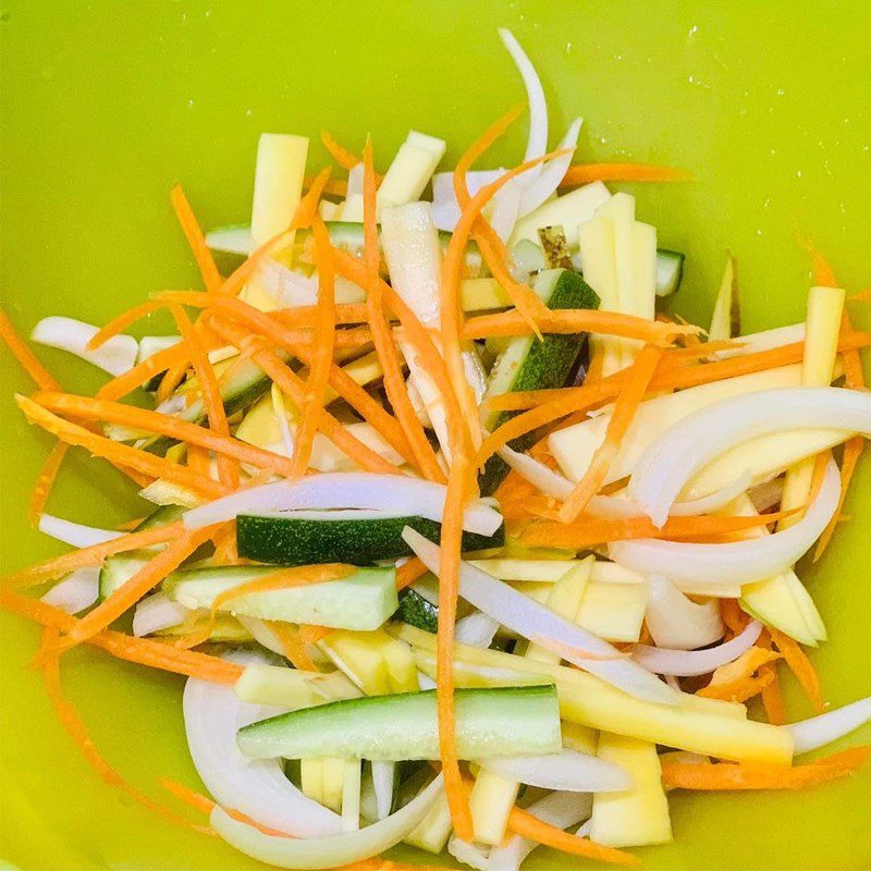 Step 2 Prepare various vegetables for Pig Ear Salad with onion (recipe shared by users)