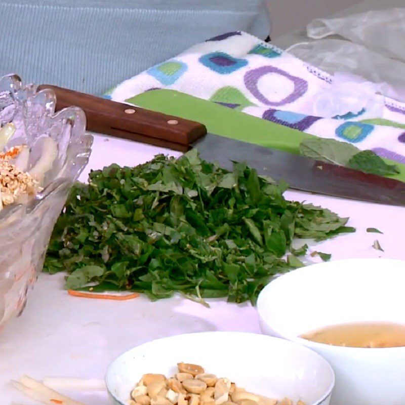 Step 2 Prepare various vegetables Snow mushroom salad with shrimp, meat, and lotus stem