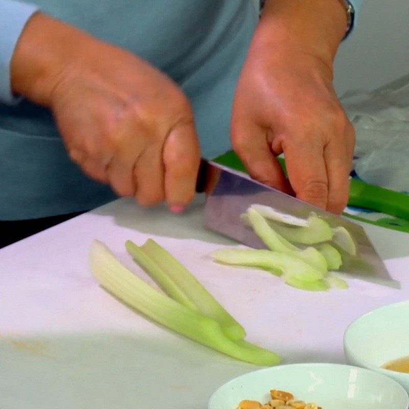 Step 2 Prepare various vegetables Snow mushroom salad with shrimp, meat, and lotus stem