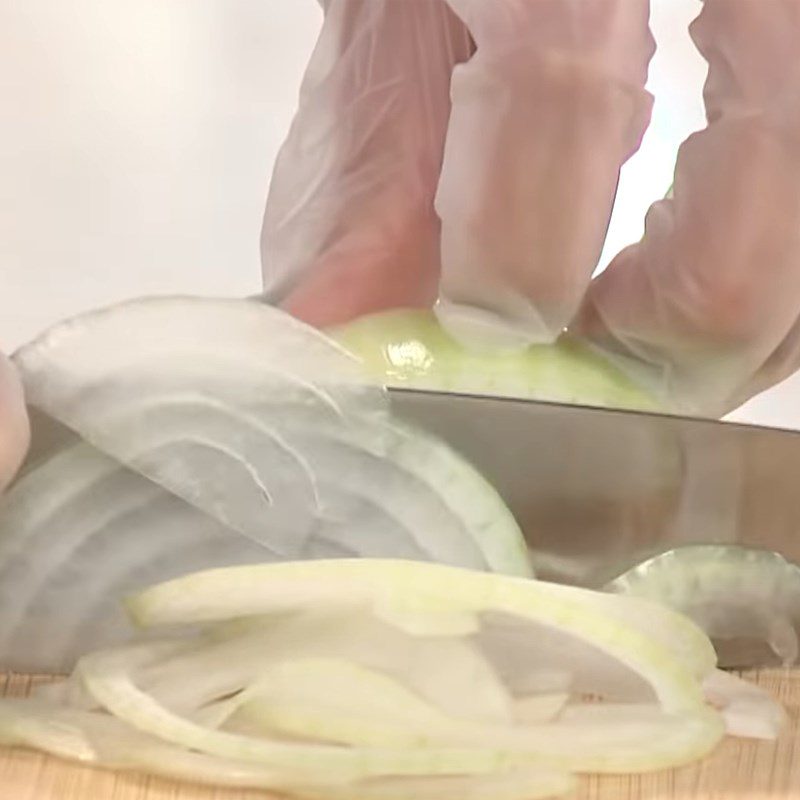 Step 1 Prepare the vegetables for oyster salad with sprouts