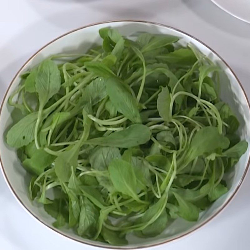 Step 1 Prepare the vegetables for the oyster salad