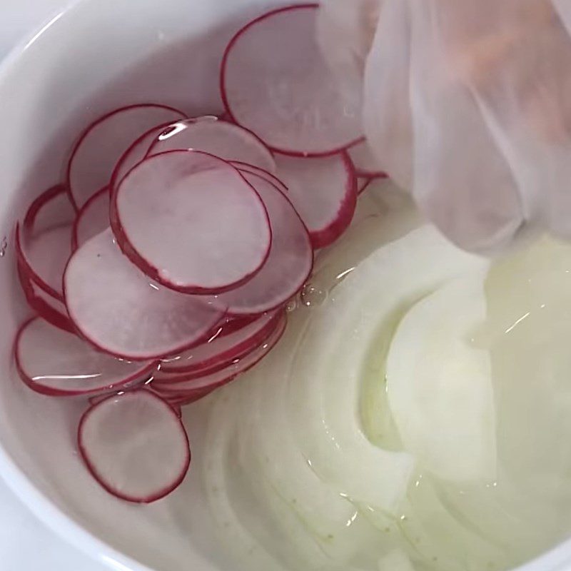 Step 1 Prepare the vegetables for the oyster salad