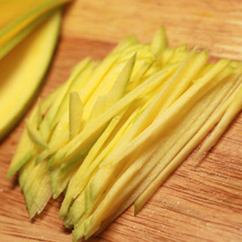 Step 2 Prepare various vegetables for Pig Ear Salad with onion (recipe shared by users)