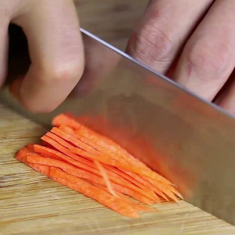 Step 2 Prepare the vegetables Pork ear salad with onion (recipe shared by user)