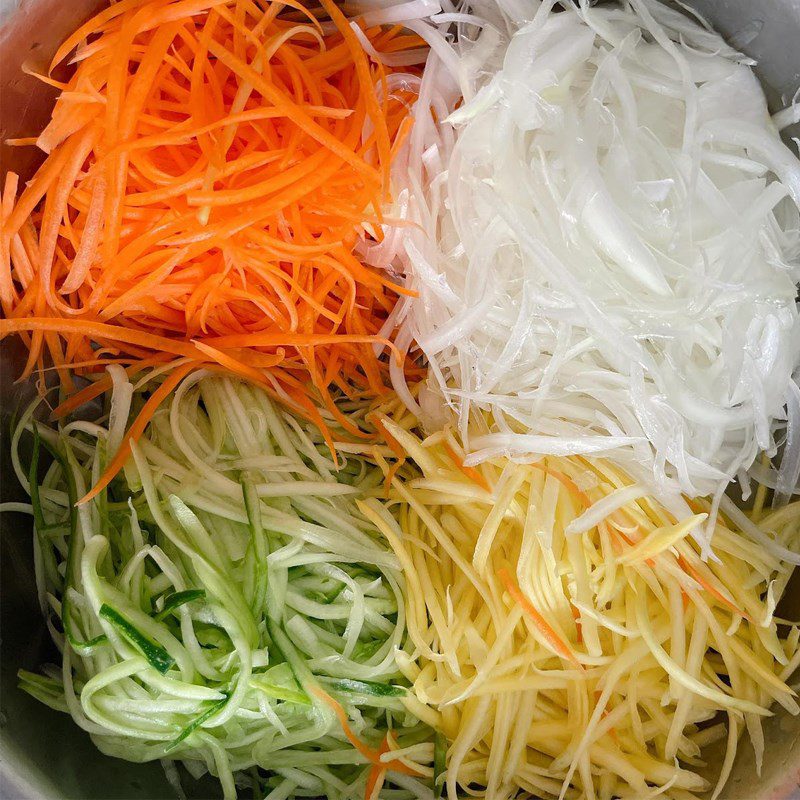 Step 2 Prepare the vegetables for Jellyfish Salad with Onion