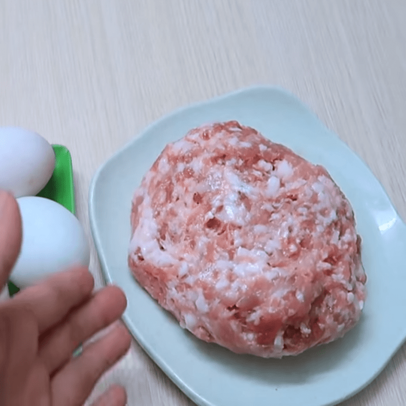 Step 1 Prepare the pork for salted egg meat