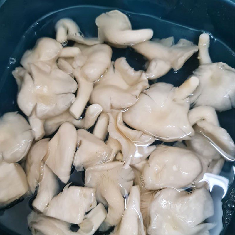 Step 1 Prepare the ingredients for Braised Oyster Mushrooms with Pepper