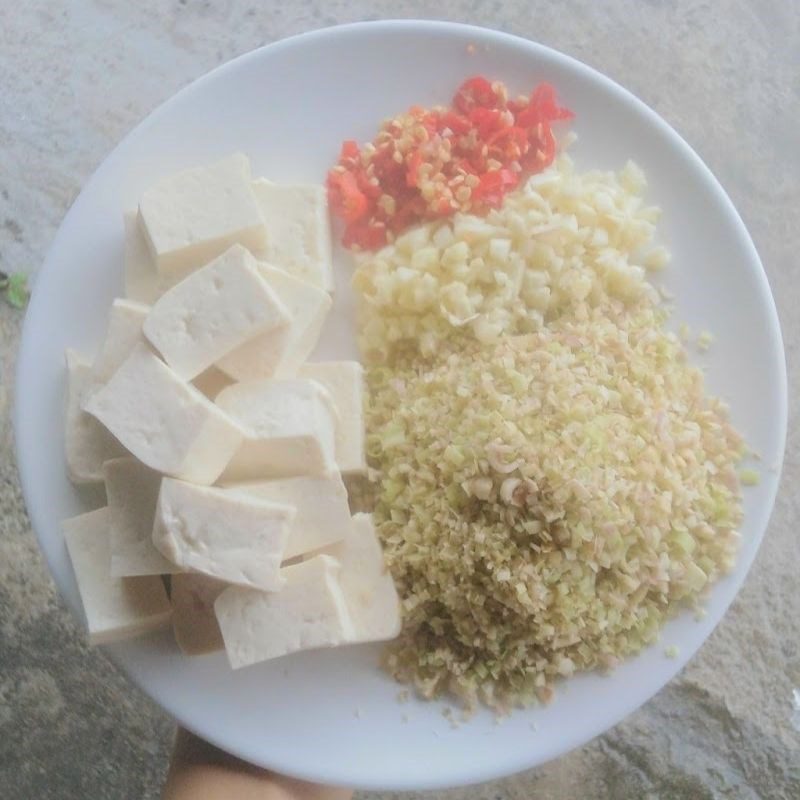Step 1 Prepare the ingredients for Fried Tofu with Lemongrass and Chili (Recipe shared by users)