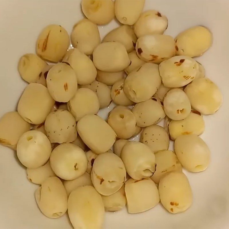 Step 1 Prepare the ingredients for chicken lotus seed soup