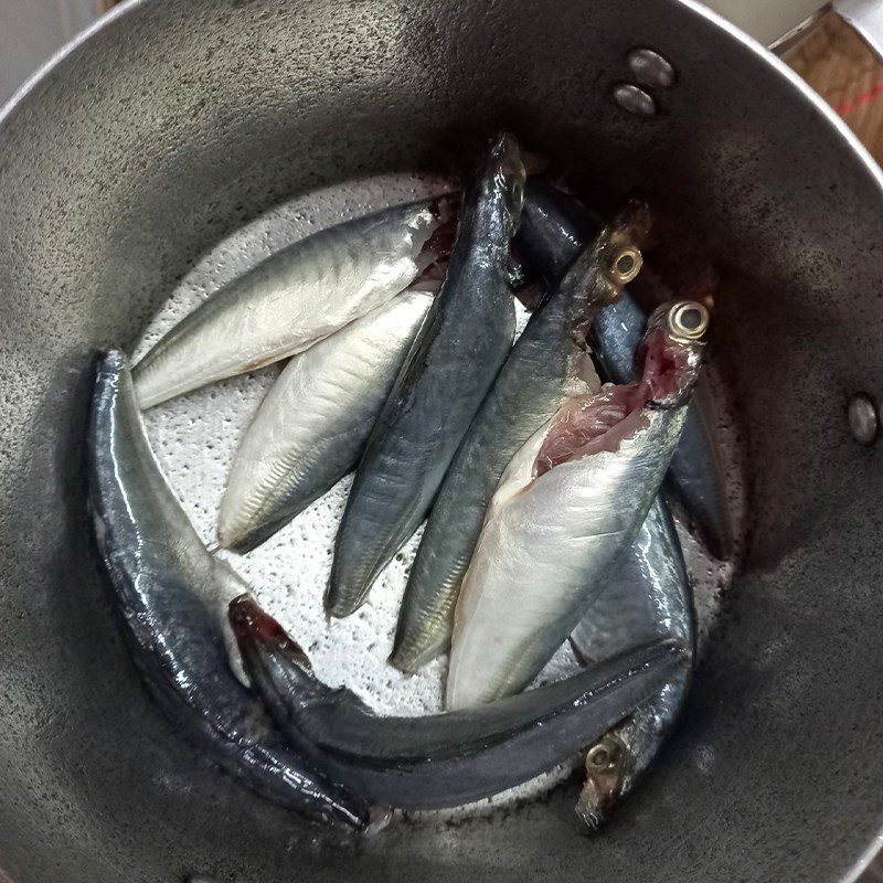 Step 1 Prepare the ingredients for Sour Mackerel Soup