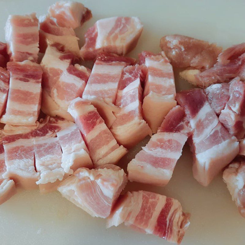 Step 1 Prepare the ingredients for Stir-fried Pork Belly (recipe shared by a user)