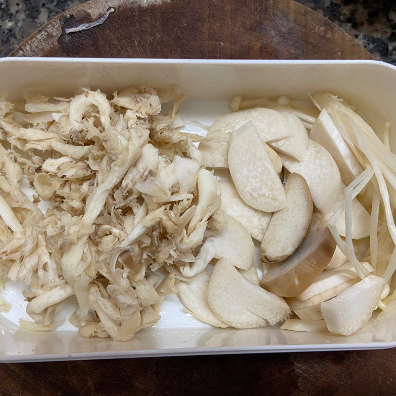 Step 1 Prepare the ingredients for Spicy Vegetarian Noodles with Chili Powder