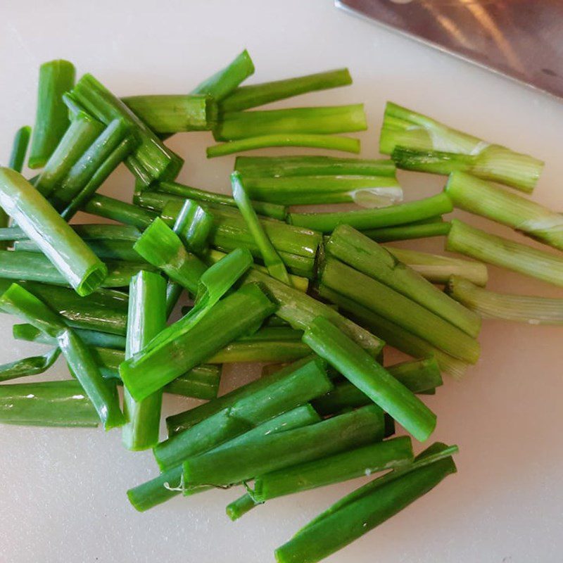 Step 1 Prepare the ingredients for Stir-fried Pork Belly (recipe shared by a user)