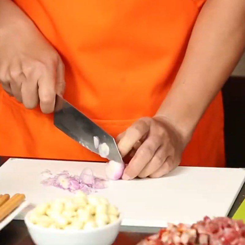 Step 1 Prepare the ingredients Sticky rice with chicken and lotus leaves stir-fried chicken