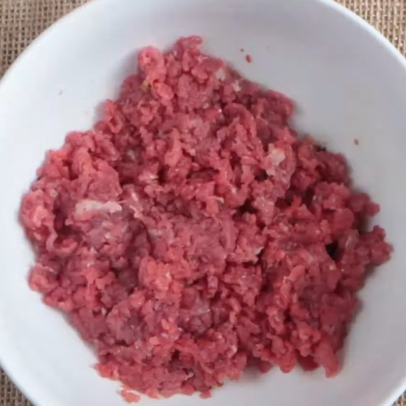 Step 1 Prepare the ingredients for minced beef cheese balls in tomato sauce