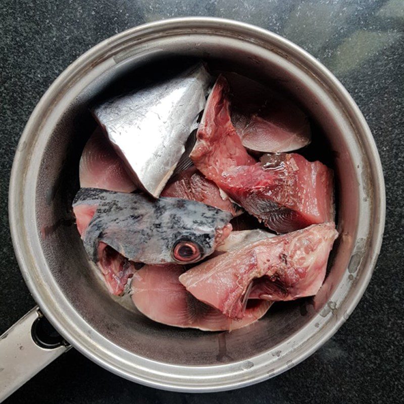 Step 1 Prepare the ingredients for Tuna Noodle Soup (recipe shared by users)