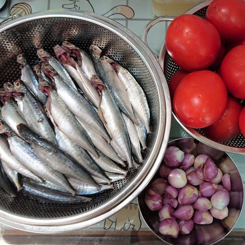 Step 1 Prepare the ingredients for Mackerel with tomatoes using a pressure cooker (Recipe shared by a user)