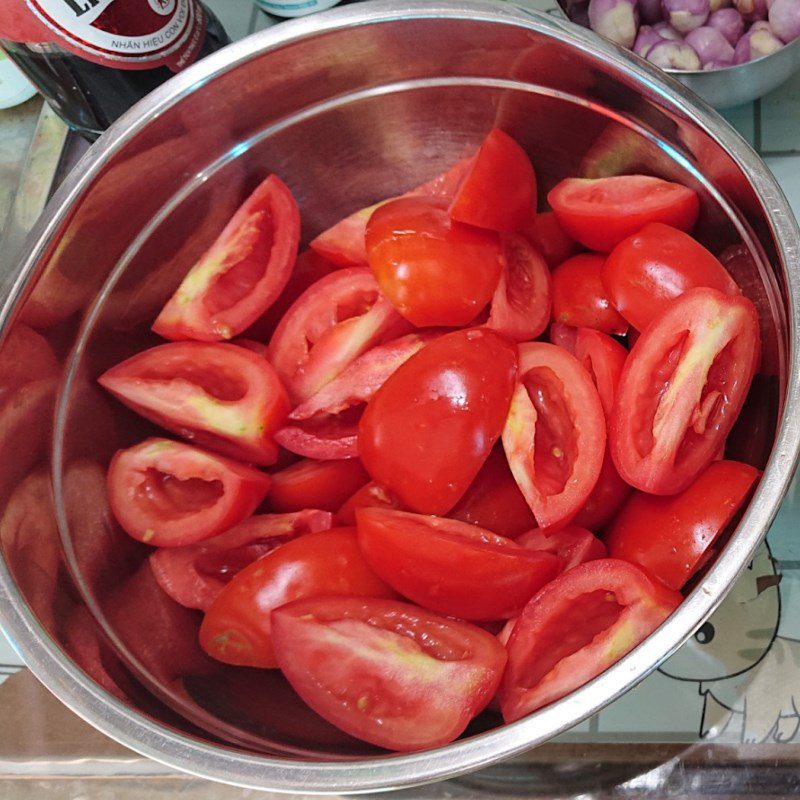 Step 1 Prepare the ingredients for Mackerel with tomatoes using a pressure cooker (Recipe shared by a user)