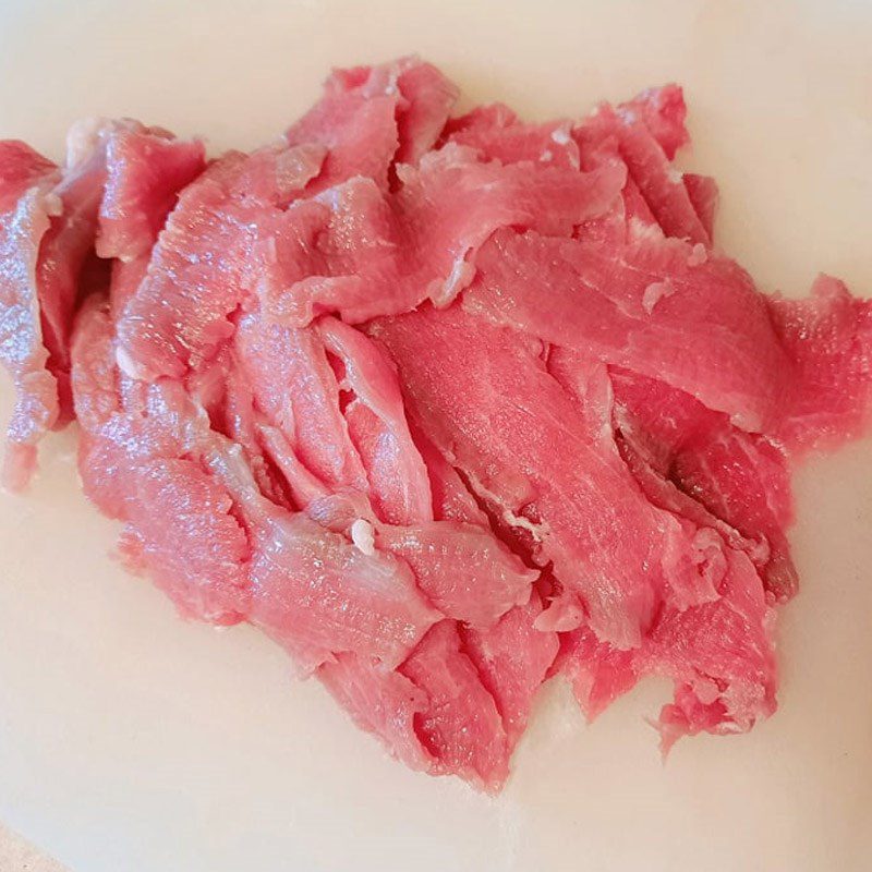 Step 1 Prepare the ingredients for Beef stir-fried with bell peppers and mushrooms