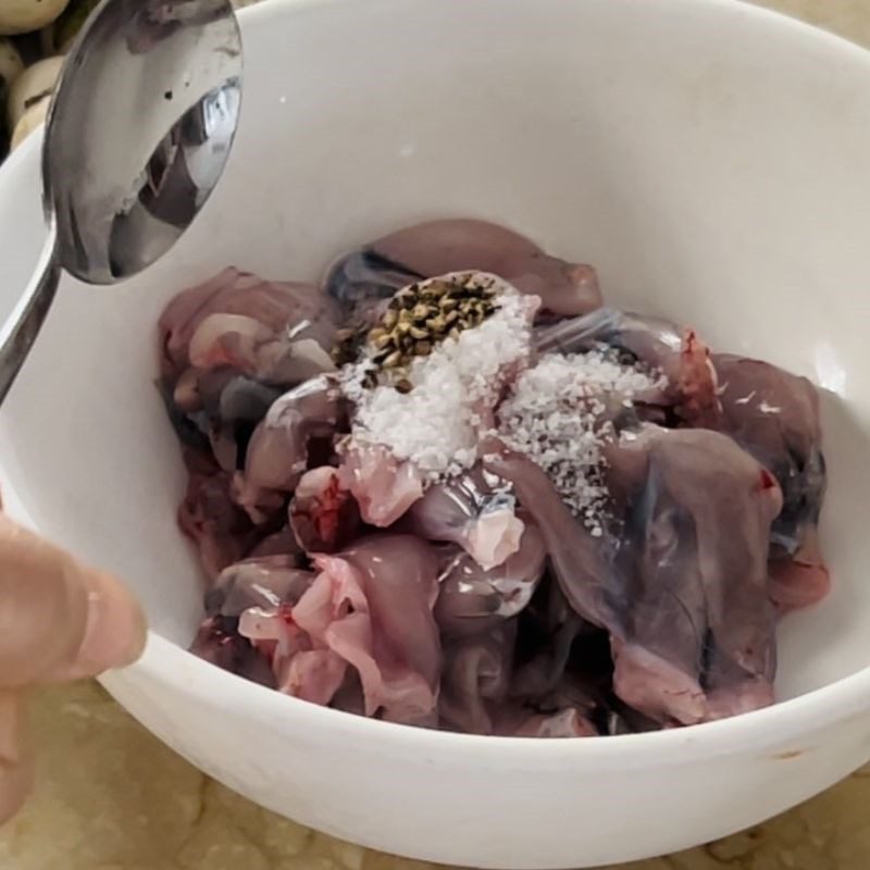 Step 1 Prepare the ingredients for frog stew with eggplant (recipe shared by a user)