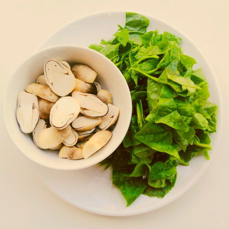 Step 1 Prepare the ingredients for the straw mushroom and water spinach soup