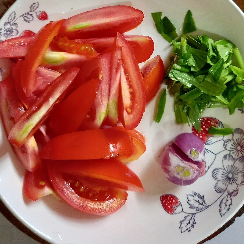 Step 1 Prepare the ingredients for Sour Shrimp Soup with Water Spinach