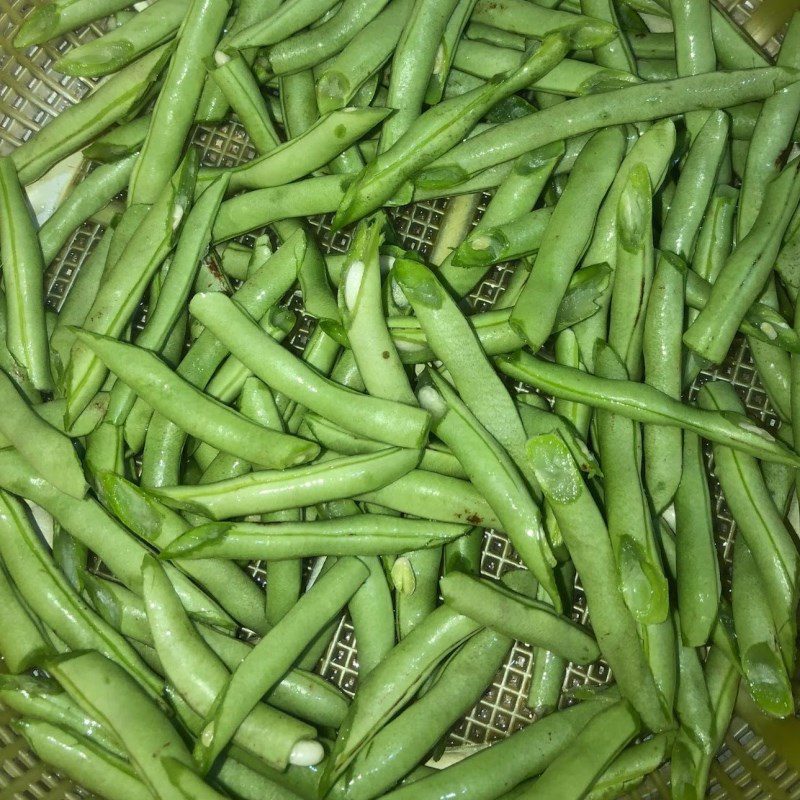 Step 1 Prepare the ingredients for Stir-fried Green Beans with Dried Shrimp