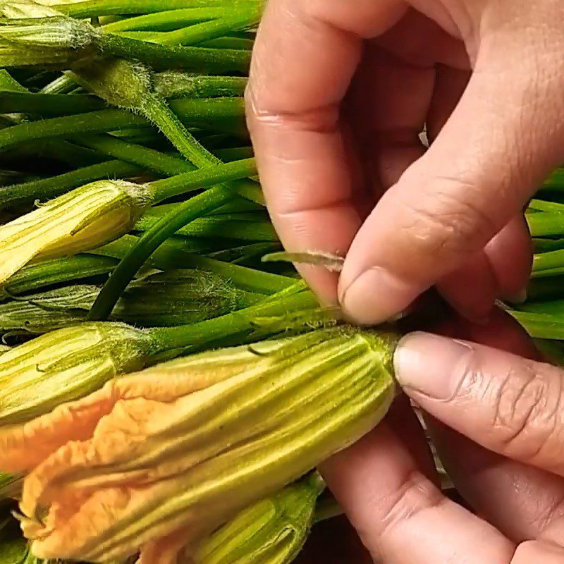 Step 1 Prepare the ingredients for Fried Stuffed Pumpkin Flowers